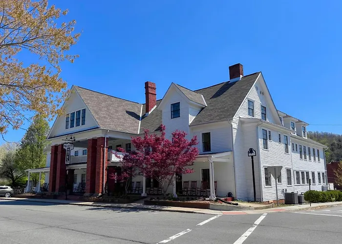 The Nuwray Hotel & Carriage House Burnsville