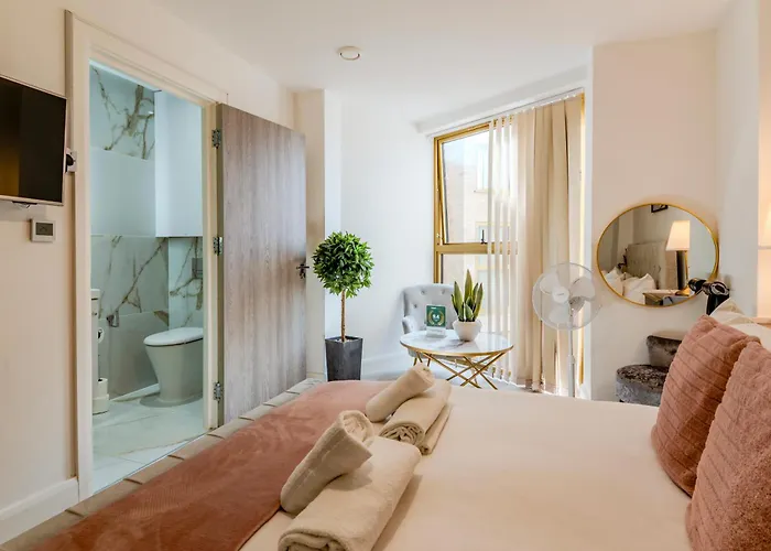 Luxe London Retreat By Aureva Residences