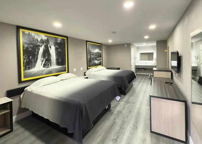 Super 8 By Wyndham Visalia Hotel