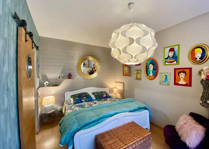 Domaine Ô Clair de Lune - Chambres d'Hôtes et Gîtes à Sarlat - Accès Cité Médiévale 5 minutes à pied - Parking - SPA&Massages en option - Piscine de saison