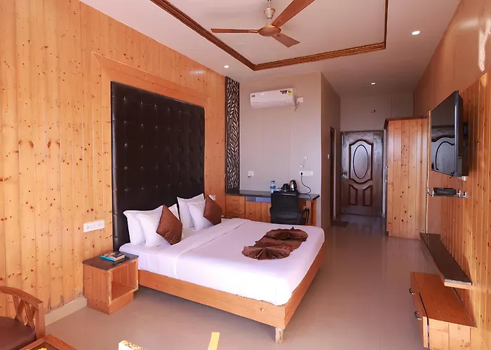 Blue Pine Resort Lansdowne