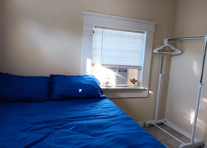 Hostel Tampa, 15 Minutes To Airport, Near Ybor City, Downtown, Self Check-In