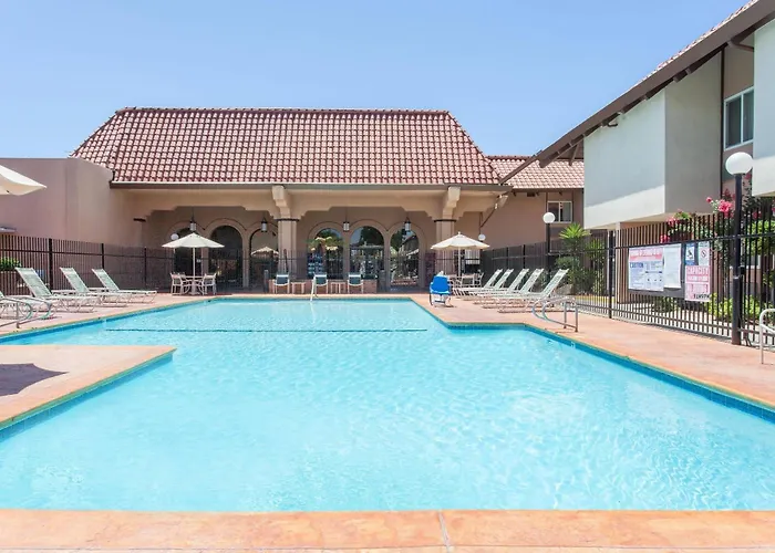 Ramada By Wyndham Fresno North Hotel
