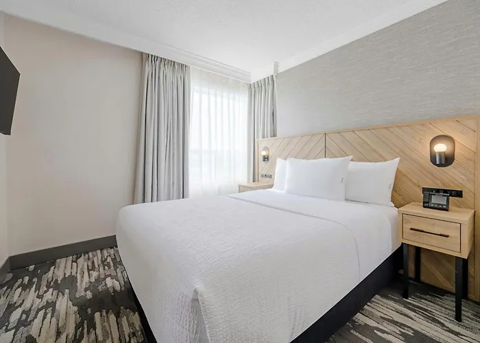 Sandman Signature Mississauga Hotel