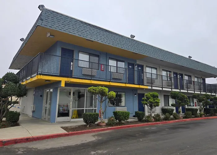 Super 8 By Wyndham Tracy Hotel