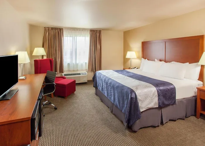 Baymont By Wyndham Grand Forks Hotel