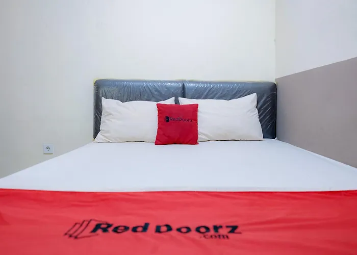 RedDoorz @ Jalan Biak Roxy Jakarta