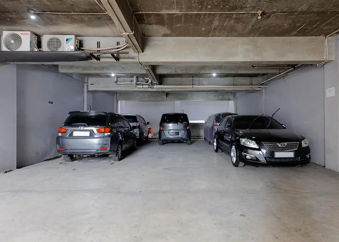 Reddoorz Plus Near Green Pramuka Square Mall Jakarta