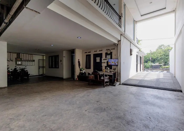 Reddoorz Plus Near Green Pramuka Square Mall Jakarta
