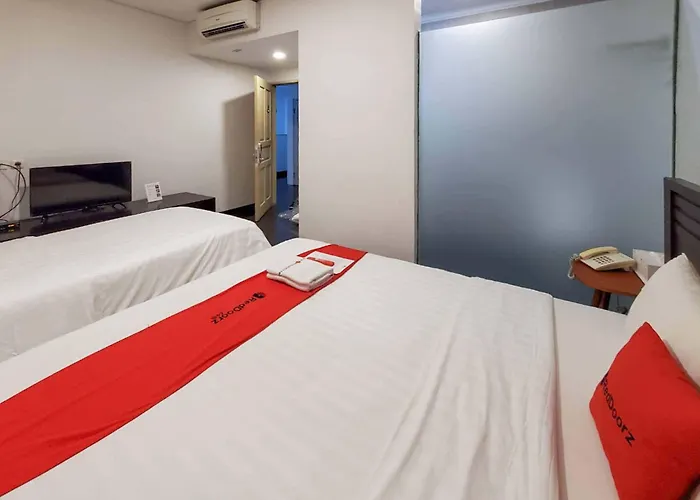 RedDoorz Plus near Taman Ismail Marzuki Jakarta