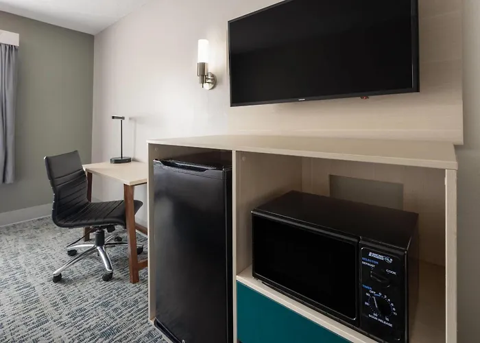 Baymont By Wyndham Lagrange Hotel