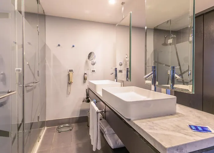 Wyndham Santiago Pettra Hotel