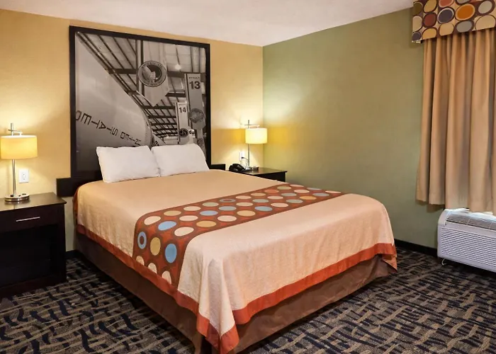 Super 8 By Wyndham Pasadena Hotel