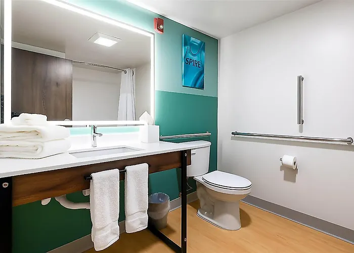 Wingate By Wyndham Geneva At Spire Academy Motel
