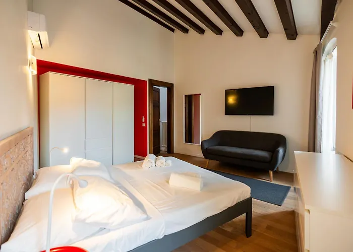 La Finestra Sul Ponte By Postcardsfrom Bed and Breakfast Verona