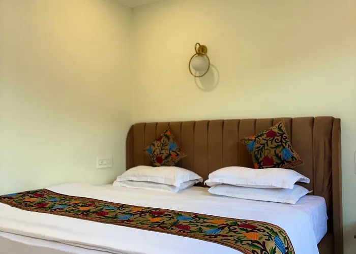 Hotel Crescent Srinagar 