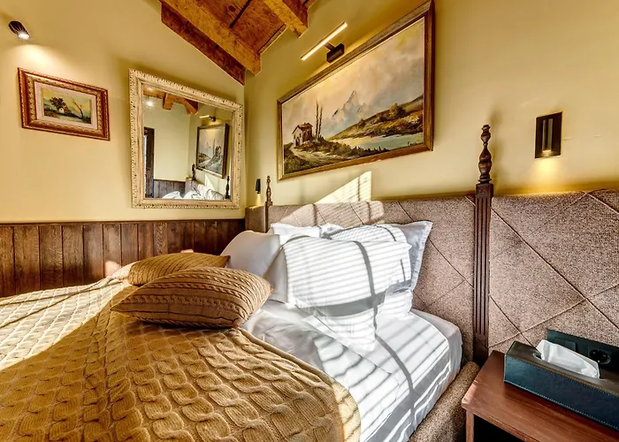 Pipers Lodge Shiroka Laka