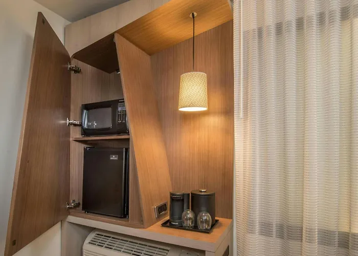 Courtyard By Marriott London Hotel