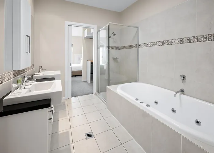 Deep Blue Hotel & Hot Springs Warrnambool