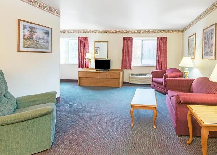 Super 8 By Wyndham Richfield Cleveland Hotel