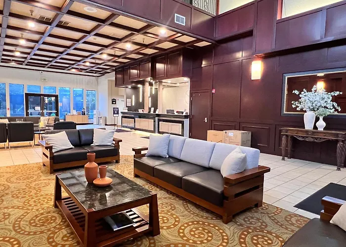 Ramada By Wyndham Tukwila Southcenter Hotel
