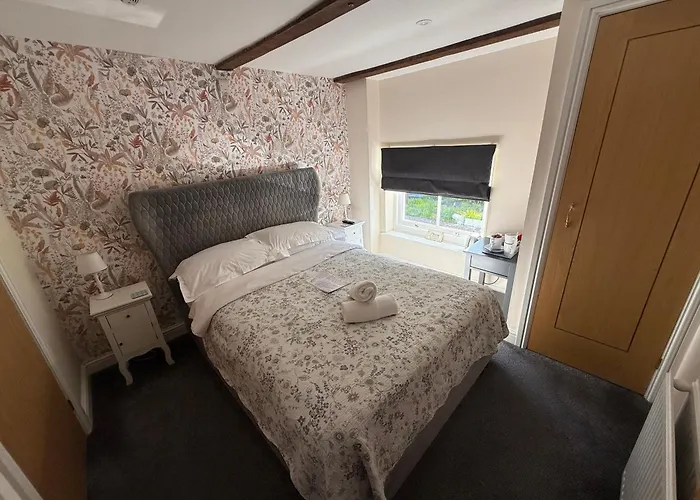 The Nags Head Hotel Lyme Regis