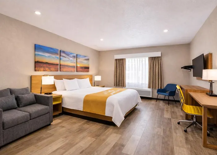 Days Inn & Suites By Wyndham Greater Tomball