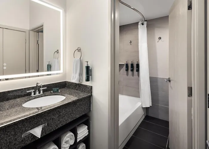 Doubletree By Hilton Racine Harbourwalk Hotel