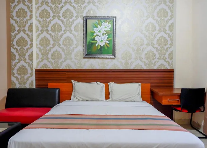 Pineapple Mansion Solo Mitra Reddoorz Near Rs Jih Solo Hotel