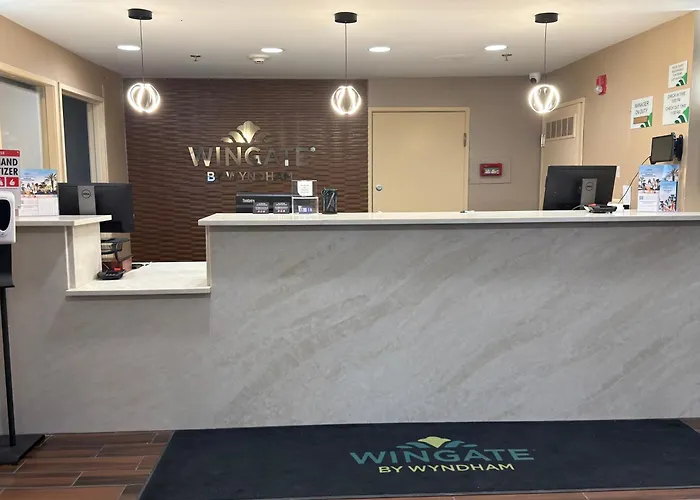 Wingate By Wyndham Utica Hotel