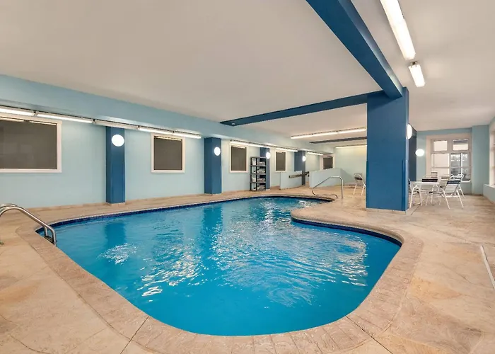 Baymont By Wyndham Rockford Hotel