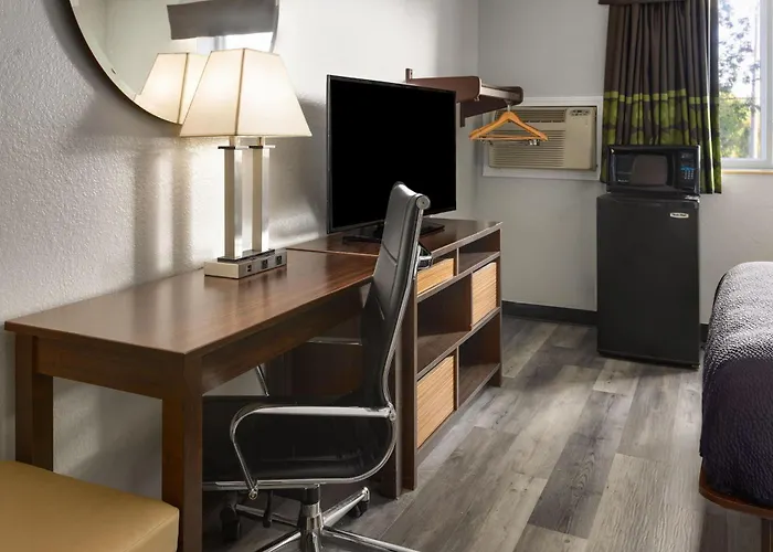 Super 8 By Wyndham Latham - Albany Airport Hotel