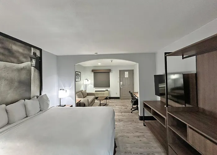 Super 8 By Wyndham Clovis Hotel