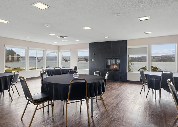 Waldport Bayfront Hotel & Restaurant