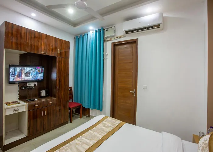 Hotel Ginger Palace By Aura Noida
