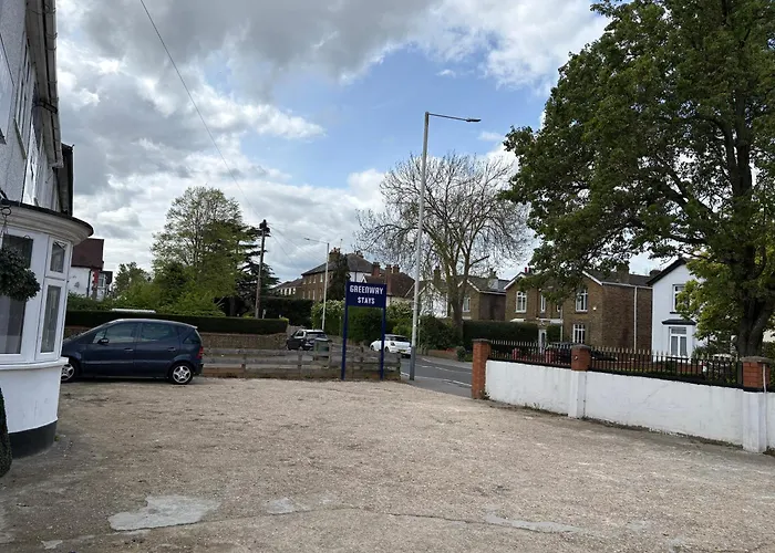 Oyo Greenway Stays Uxbridge