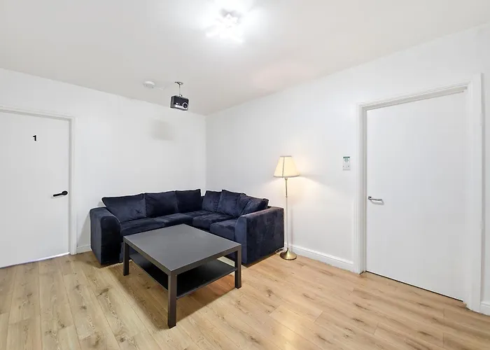 3 Persons Room, 1Min Walk From South Wimbledon Station London