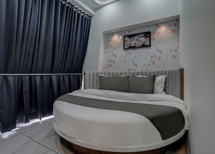 Hotel Paris Plaza Ahmedabad