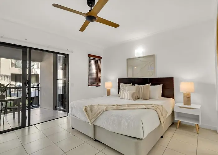Lagoon Lookout - Poolside Studio Near Trinity Beach