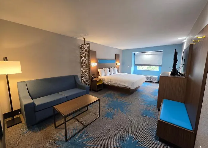 Days Inn & Suites By Wyndham Brandon Amphitheater