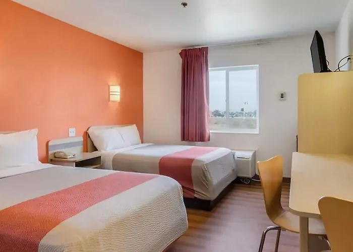 Howard Johnson By Wyndham Lemoore Near Naval Air Station