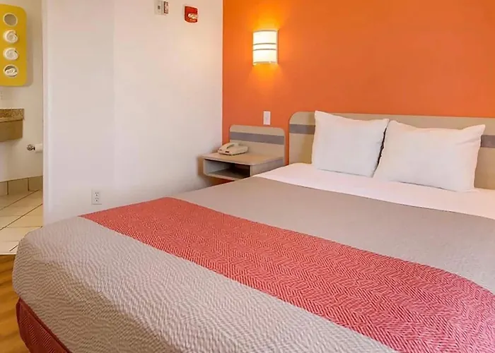 Howard Johnson By Wyndham Lemoore Near Naval Air Station