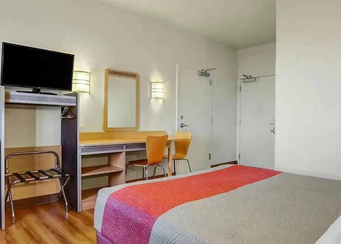 Howard Johnson By Wyndham Lemoore Near Naval Air Station