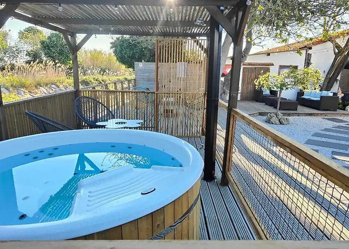 Aparthotel Logis Le Nid du Pont de Gau à Les Les Saintes-Maries-de-la-Mer