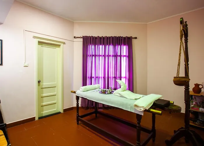 Holiday Hotel Cherai Beach