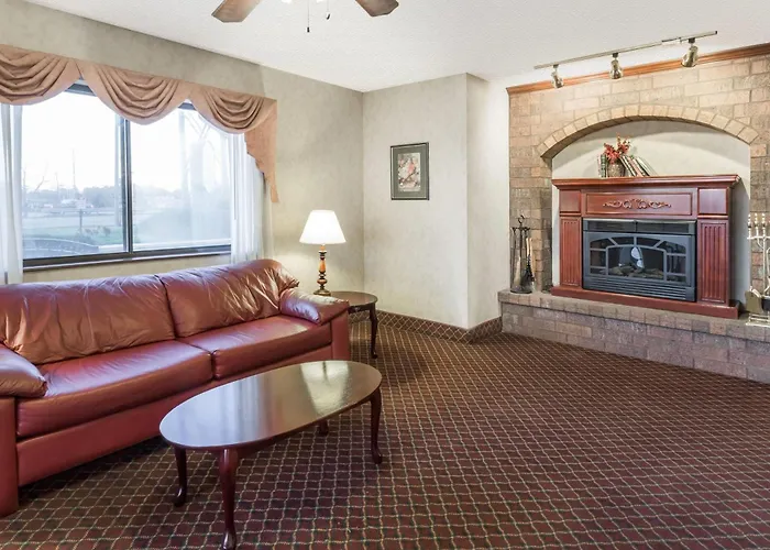 Super 8 By Wyndham Woodstock Hotel