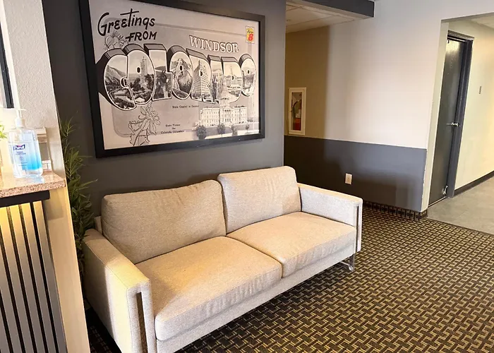 Super 8 By Wyndham Windsor Hotel