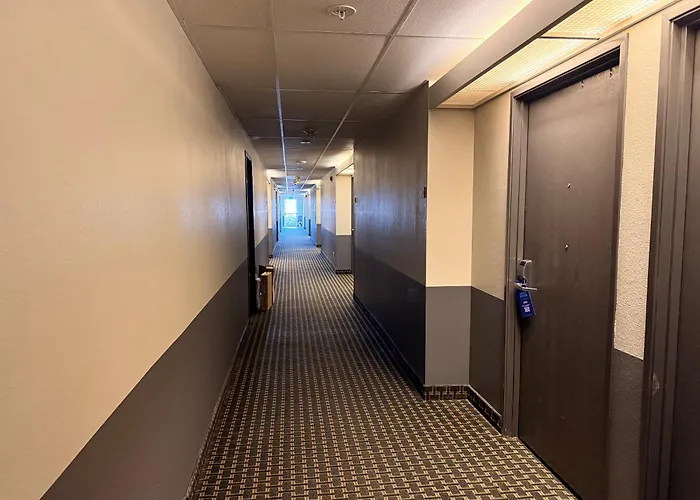 Super 8 By Wyndham Windsor Hotel