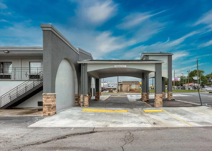 Clarion Pointe Decatur Downtown Hotel
