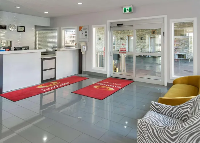 Econo Lodge Inn & Suites Medicine Hat
